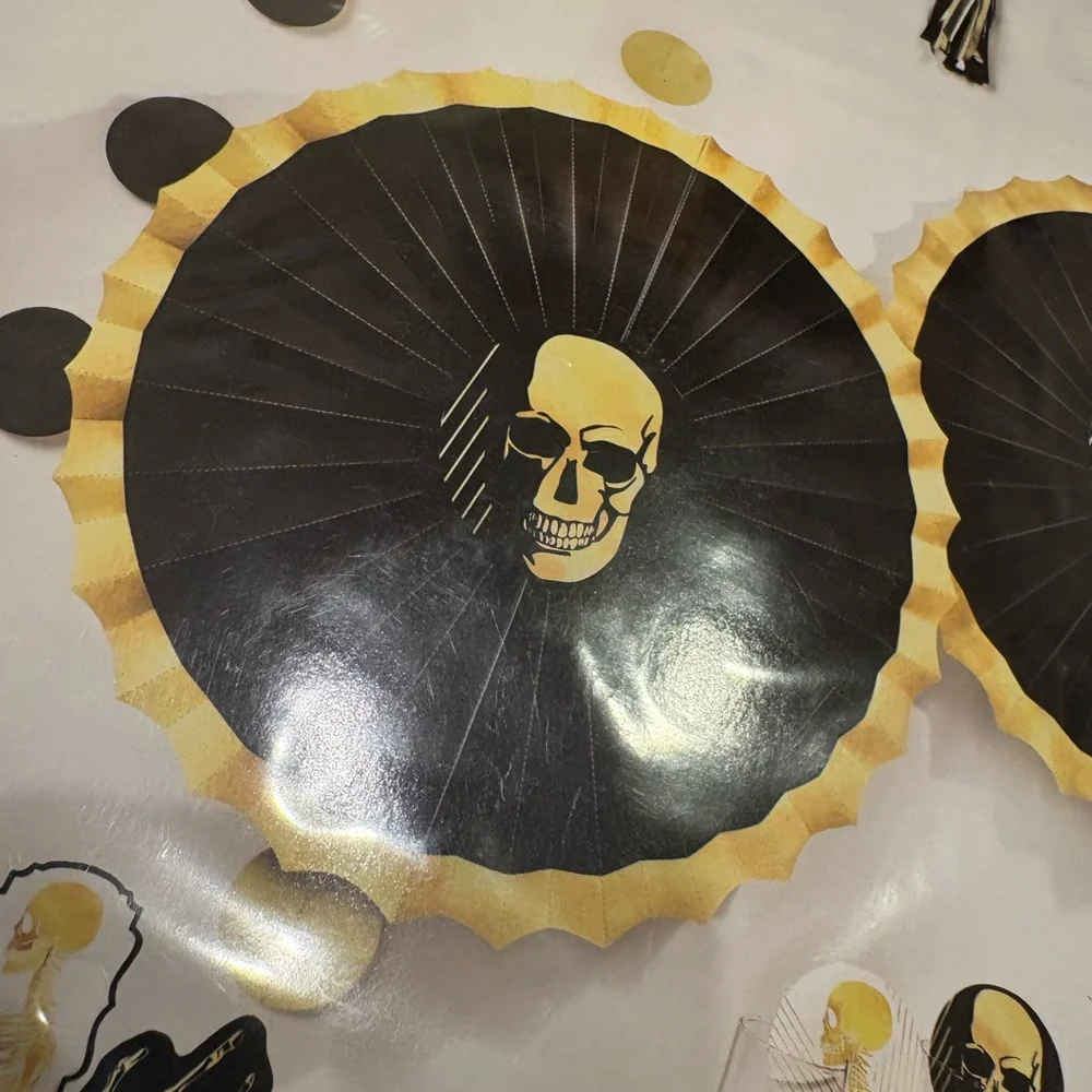 Skull Party Decoration Kit - Black and Gold‎